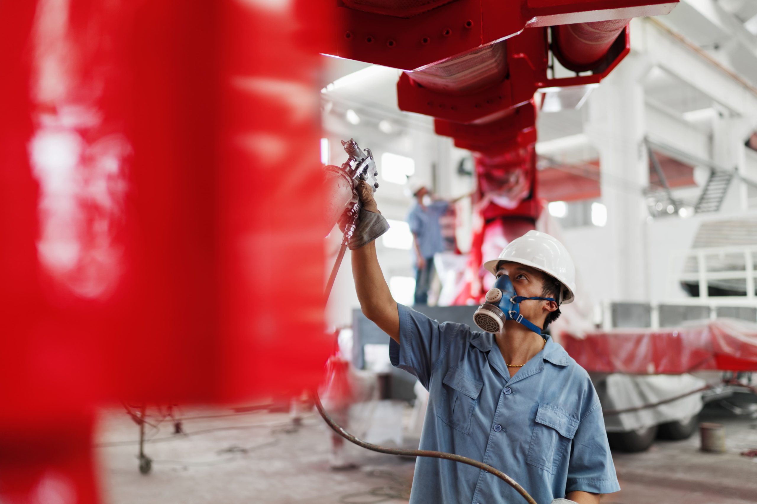 Técnico realizando trabajos en instalación de protección contra incendios