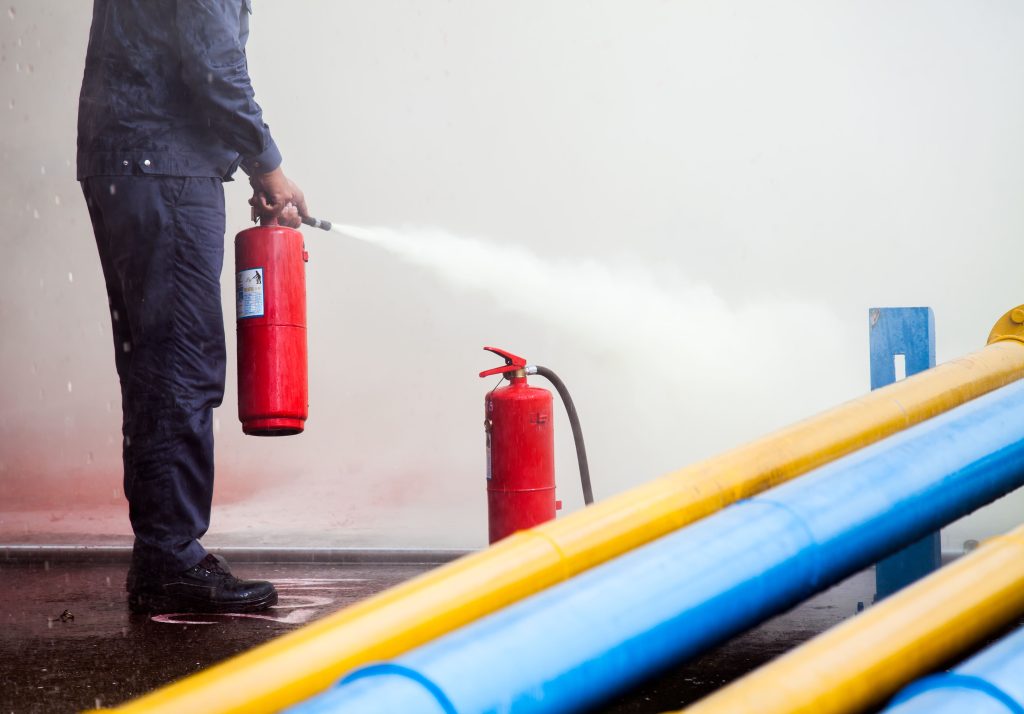 Uso de extintor durante prueba de funcionamiento
